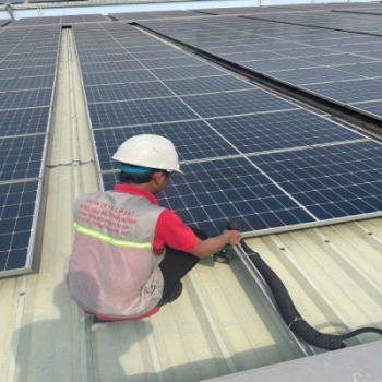 Vệ Sinh Tấm Pin Năng Lượng Mặt Trời Tại Huyện Tuy Đức- Đắk Nông